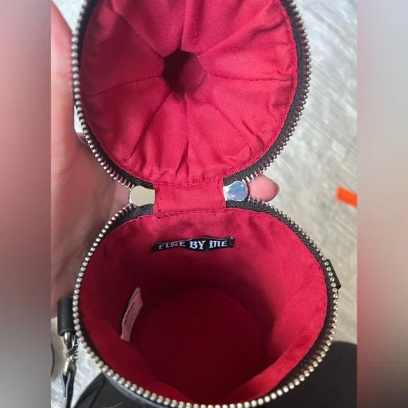 Fine By Me Black Widow Venom Skull Crossbody Bag - Picture 4 of 6